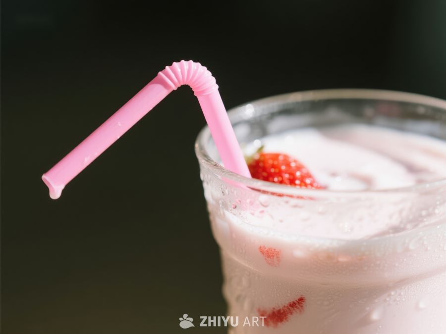 草莓奶昔配粉色吸管
