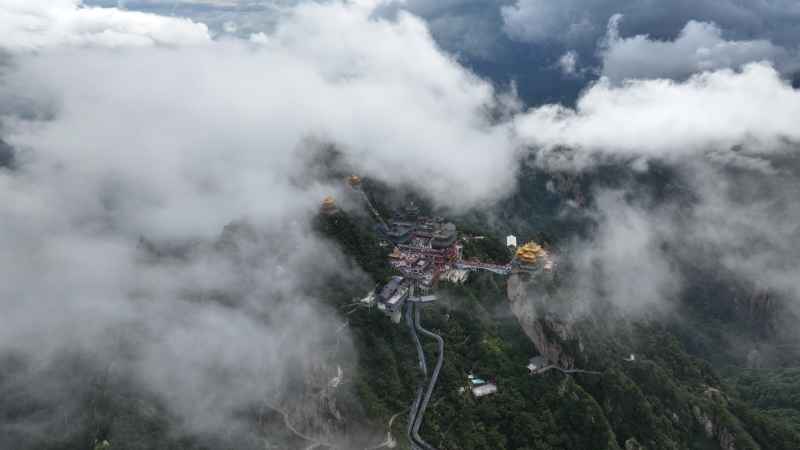 老君山航拍多云金顶 8