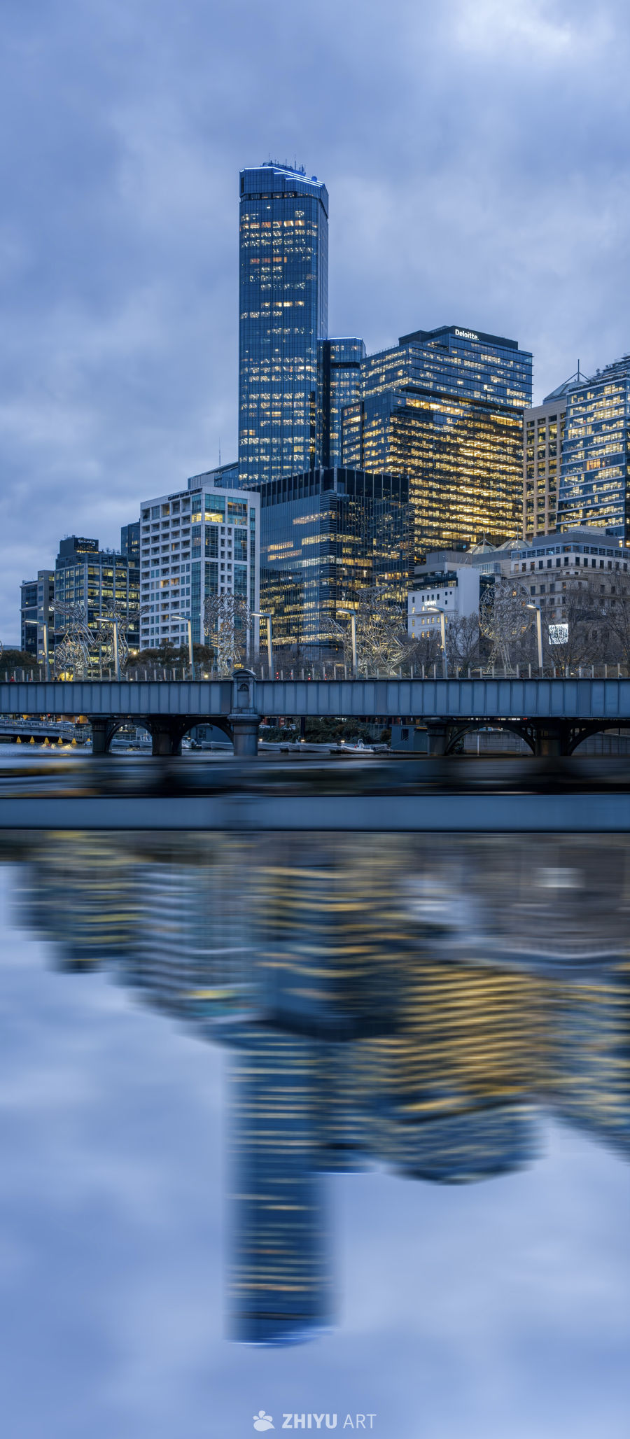 都市夜景倒影
