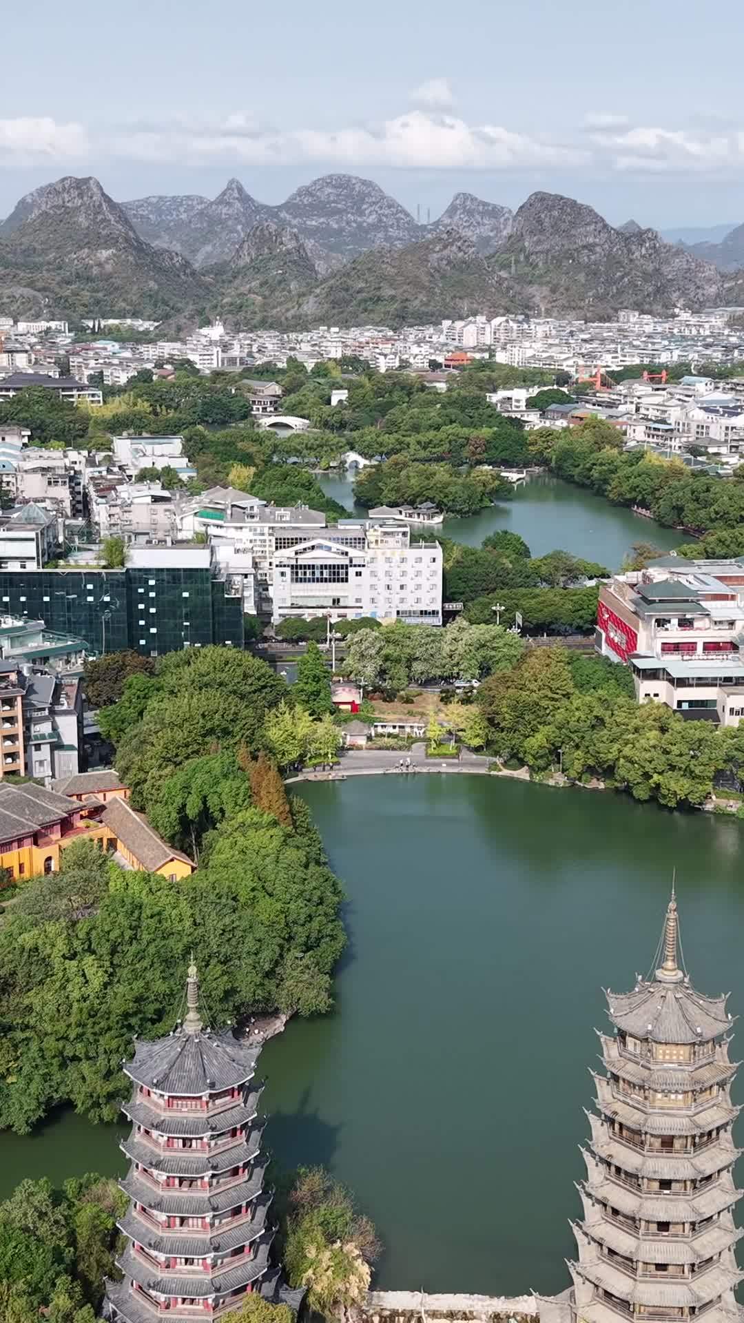 双塔湖畔的城市风光