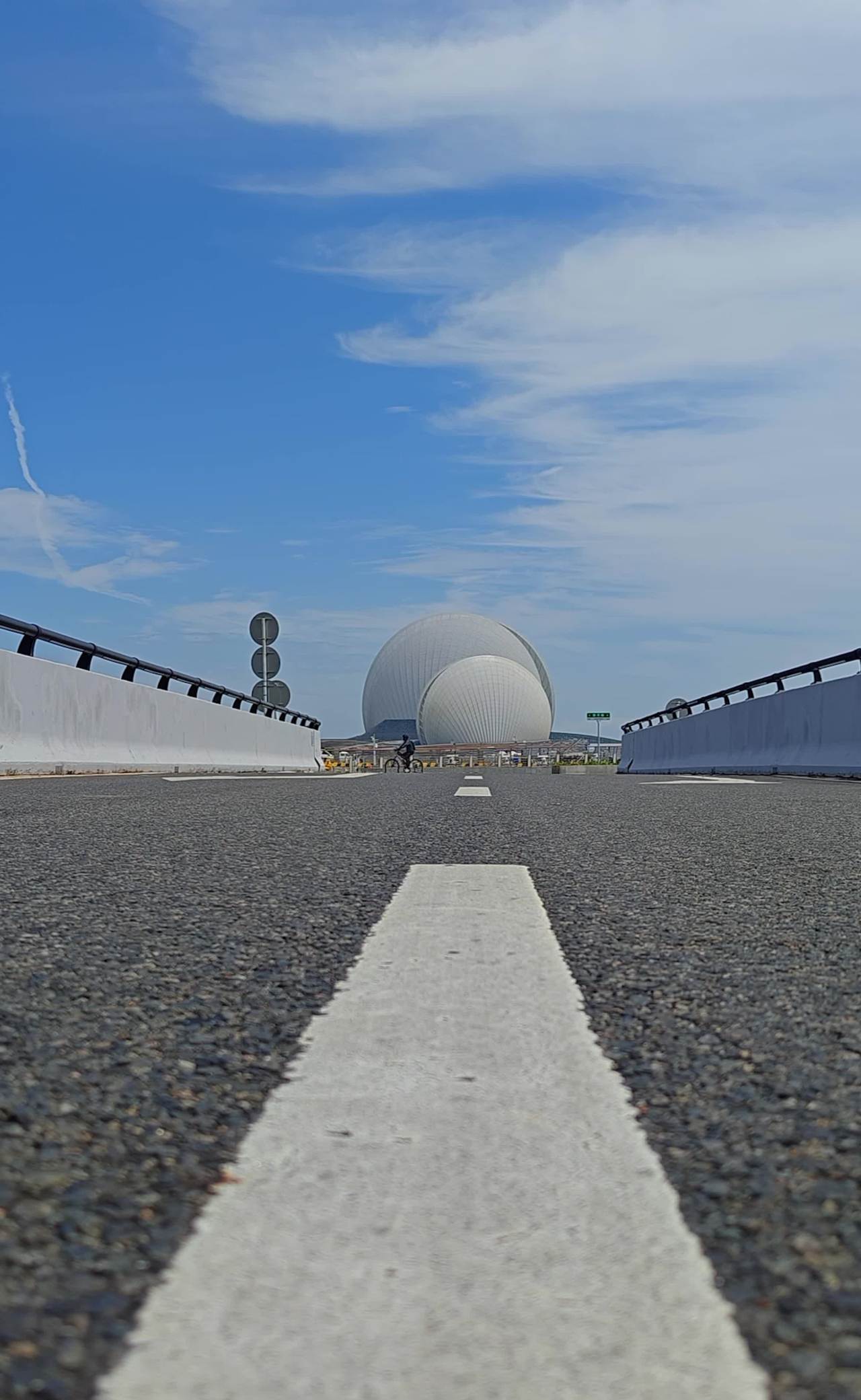 道路尽头珠海日月贝建筑景观及云