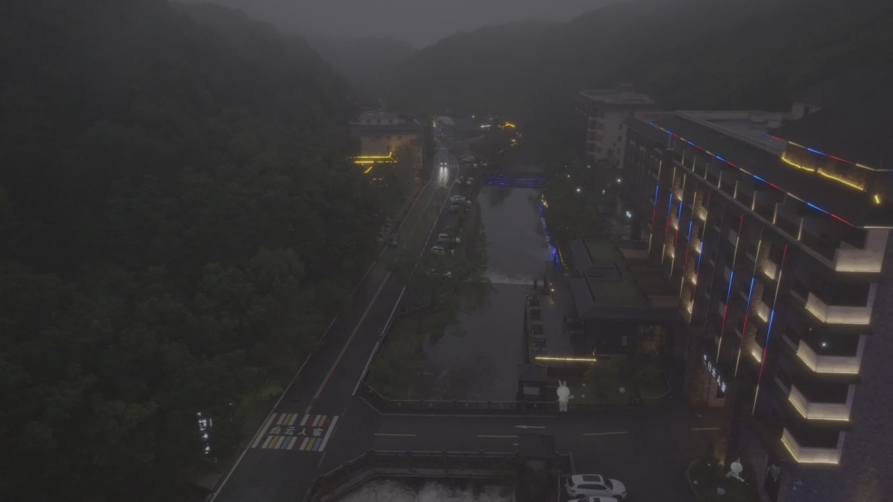 雨夜城市的静谧时光