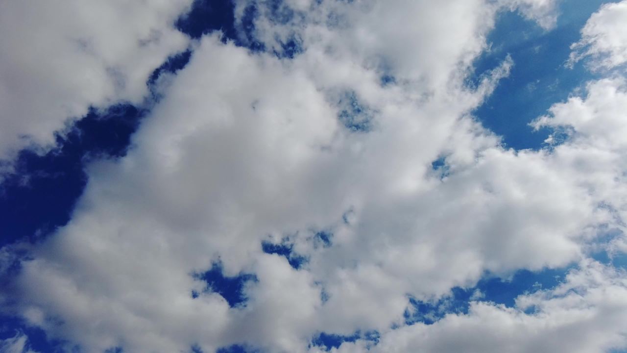 天空大面积云层变幻 云聚云散