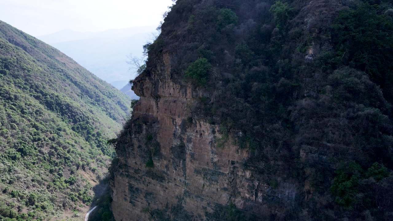 航拍山间溪流