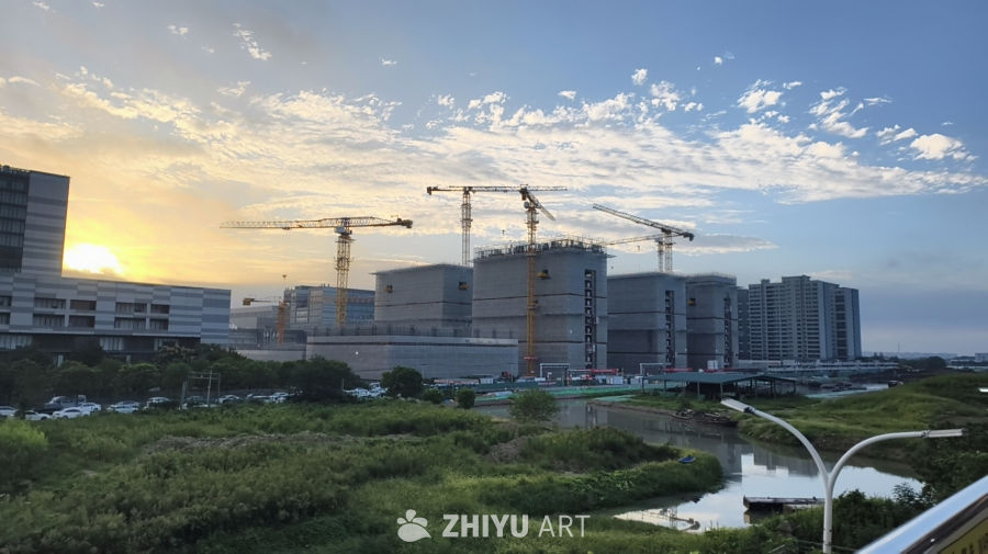 建筑工地的黄昏景象