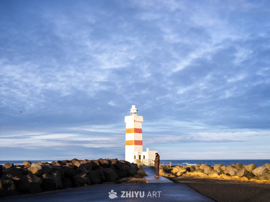 海边灯塔的宁静黄昏
