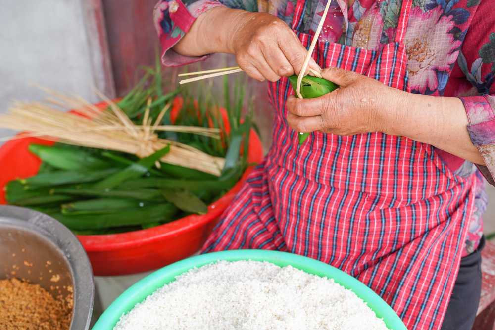 端午佳节包粽子 