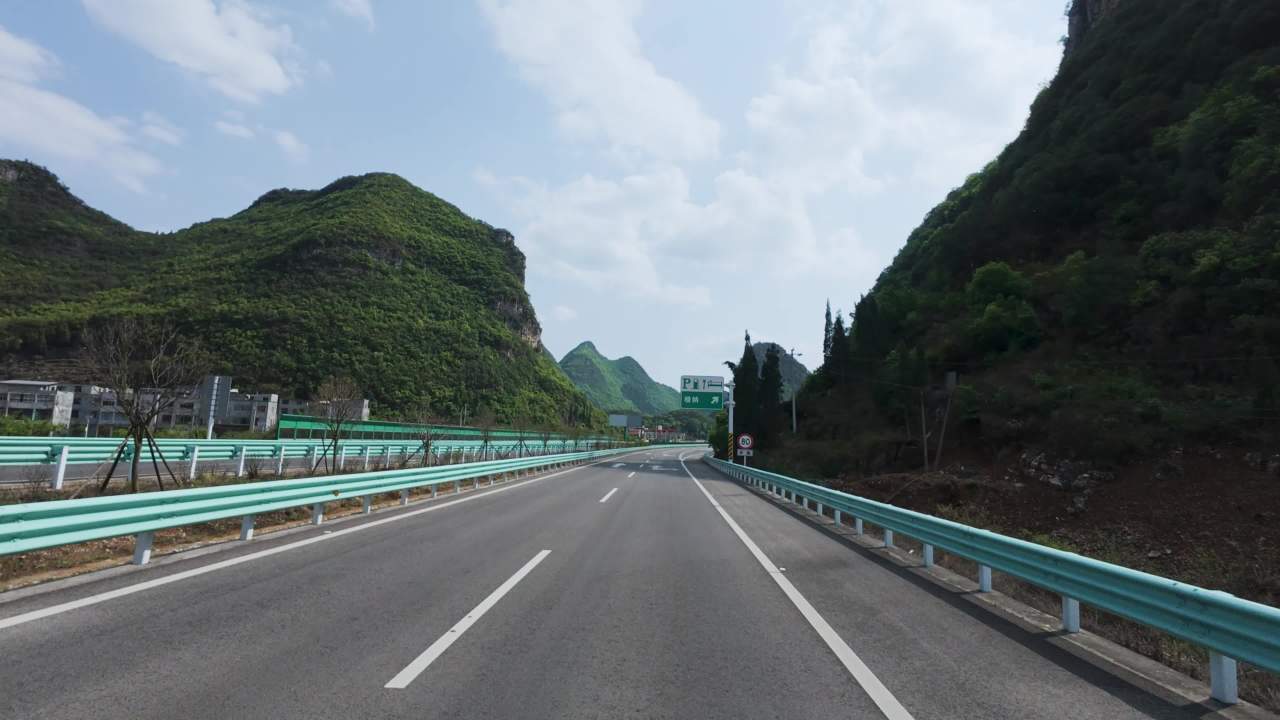 4k车辆行驶在山区高速公路上第一视角