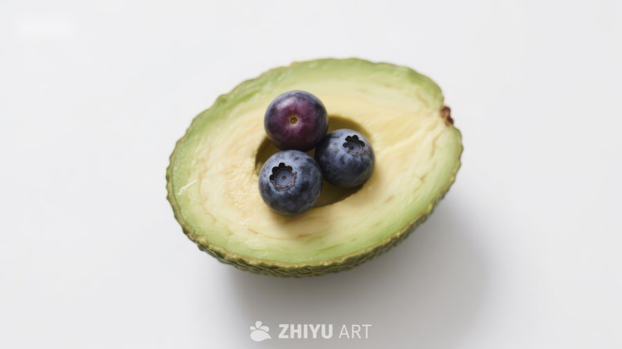 牛油果半切，内含三颗蓝莓