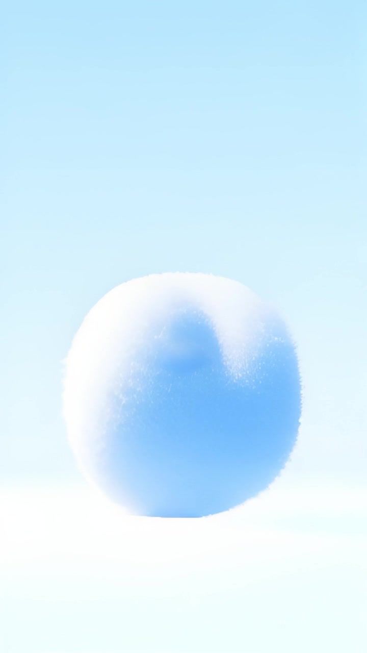 一个带有冰冷细节和细小闪光霜点的逼真雪球滚入画面，