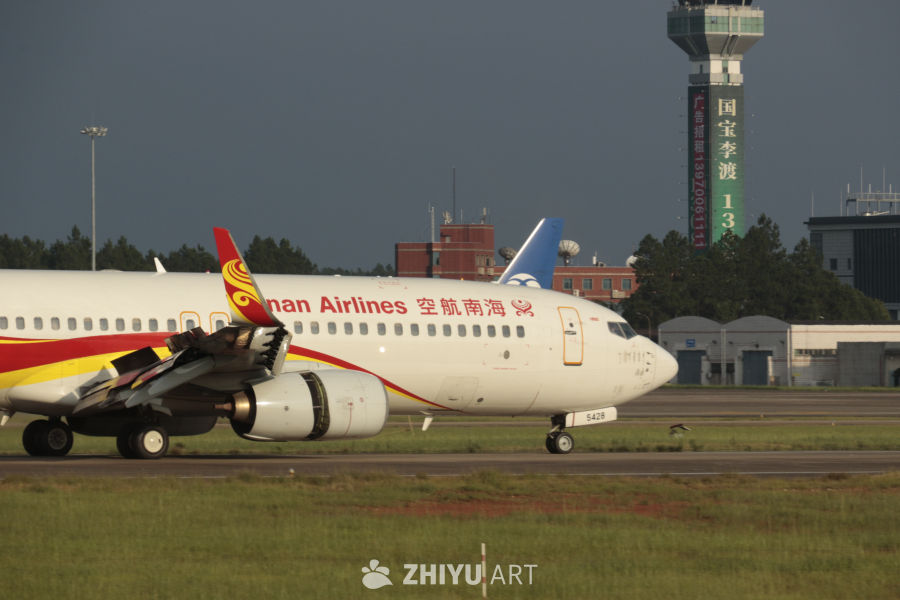 云南航空飞机在机场滑行