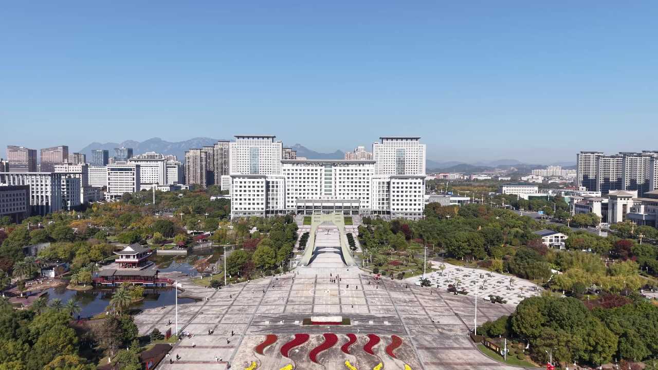 城市中心的秋日美景