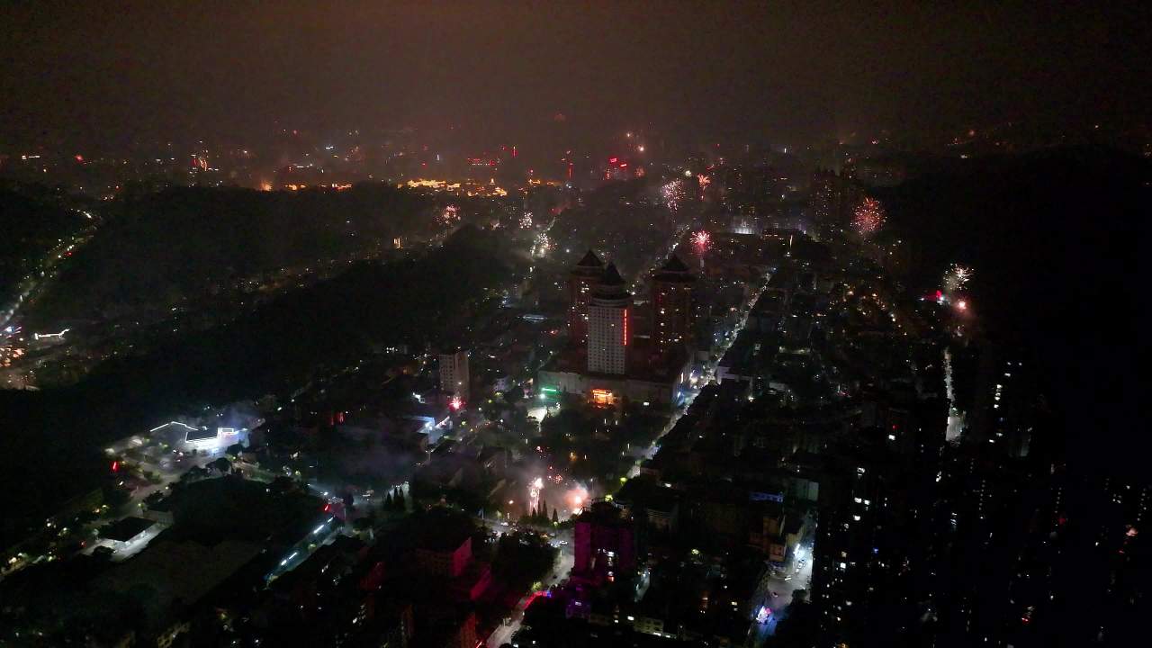 4k航拍城市夜空烟花绽放 城市除夕夜烟花