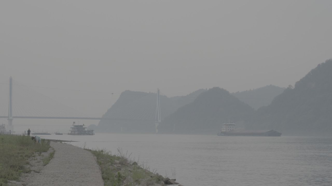 雾中江景