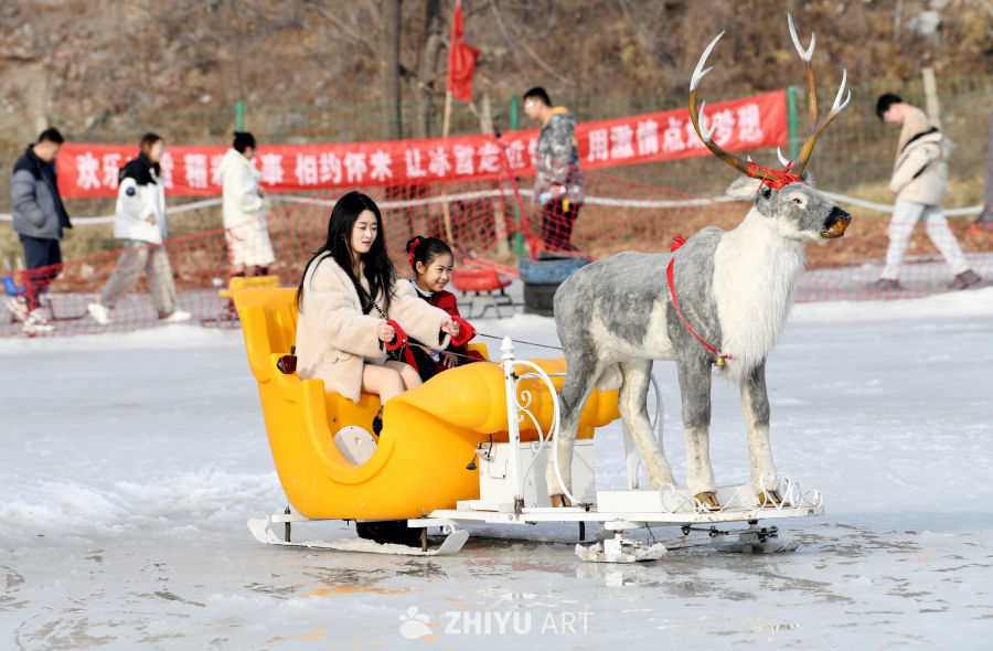 母女冰上乘雪橇，欢乐时光