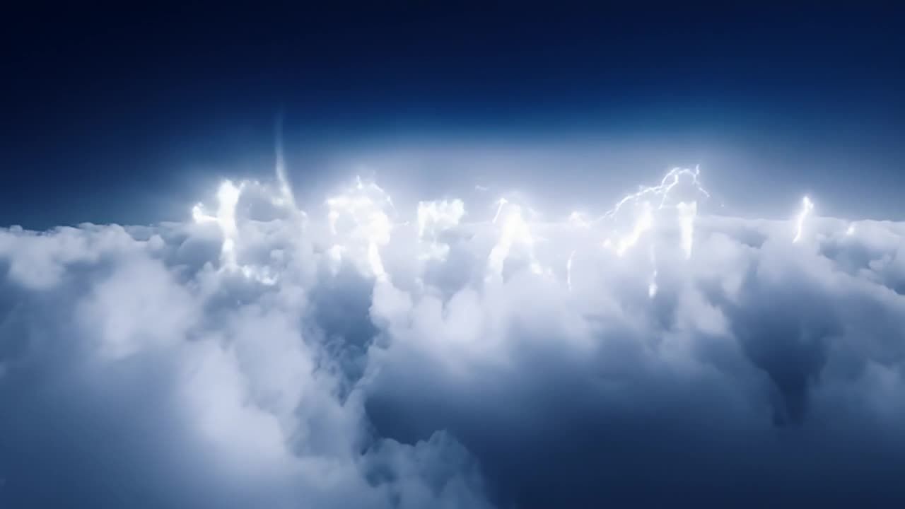 广阔多云的天空，镜头从地面向上摇摄，捕捉天空的全貌