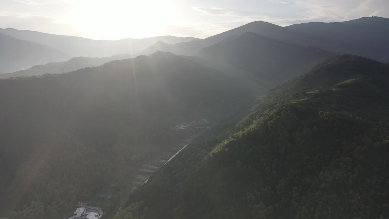 晨曦中的山峦