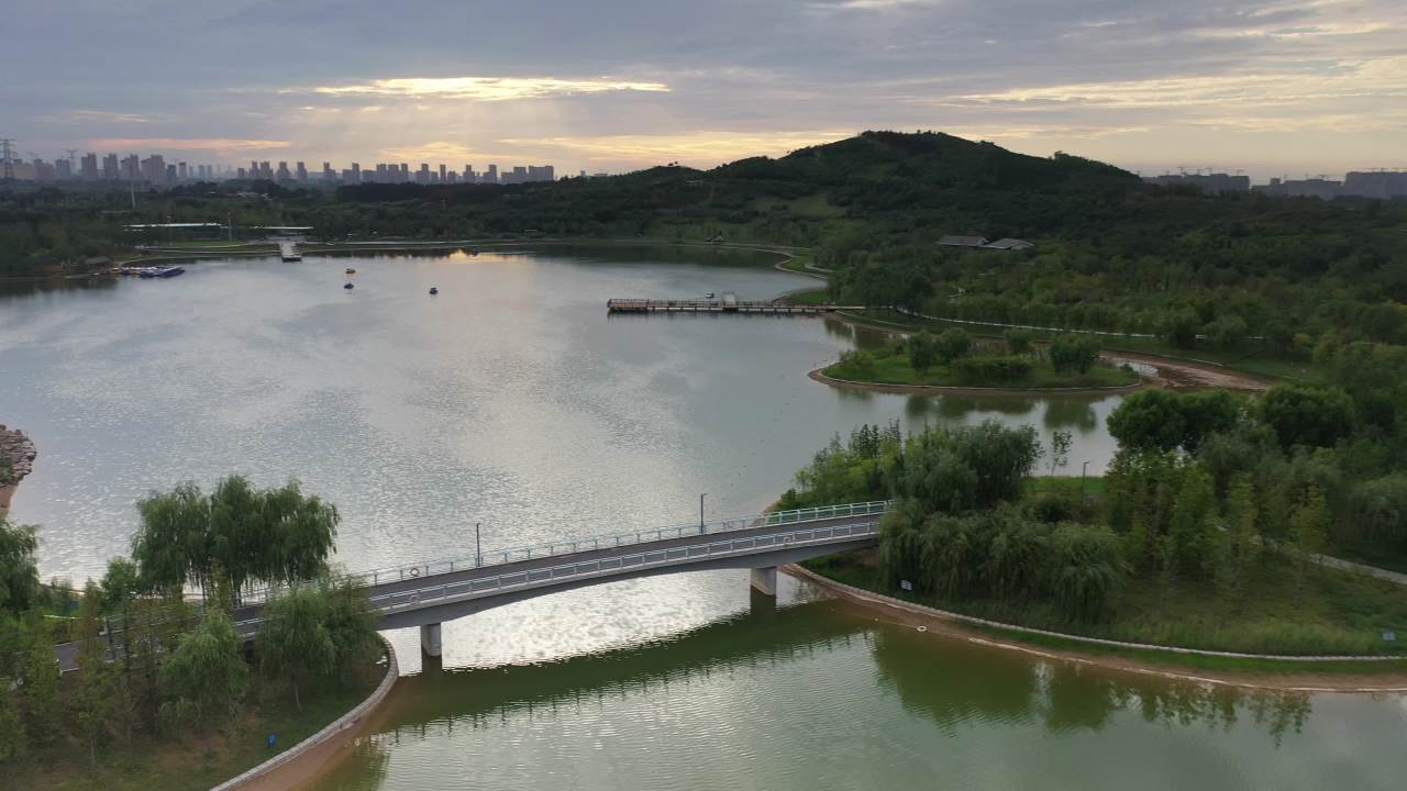 湖畔日落：自然与城市的和谐之美