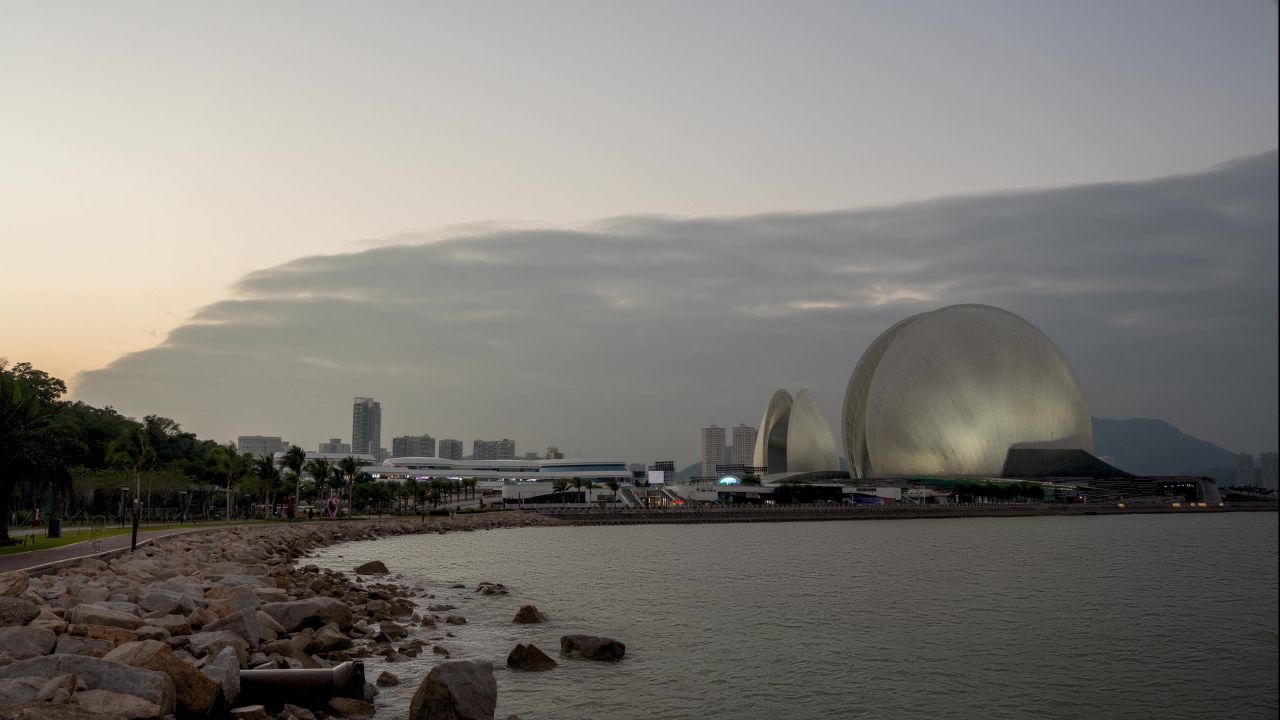 夕阳下海边建筑