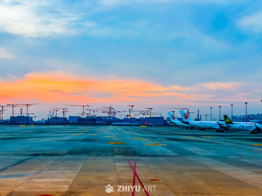 机场黄昏：建设与宁静的交织