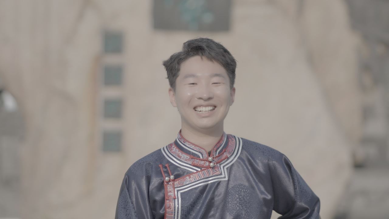 笑的男孩与传统服饰