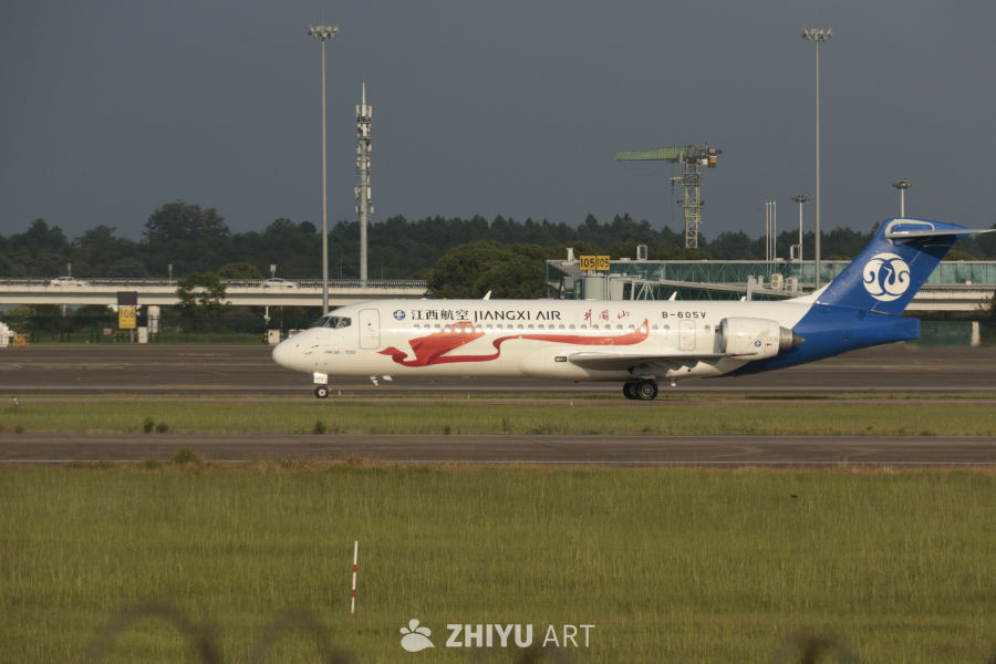 江西航空ARJ21-700飞机在机场跑道上