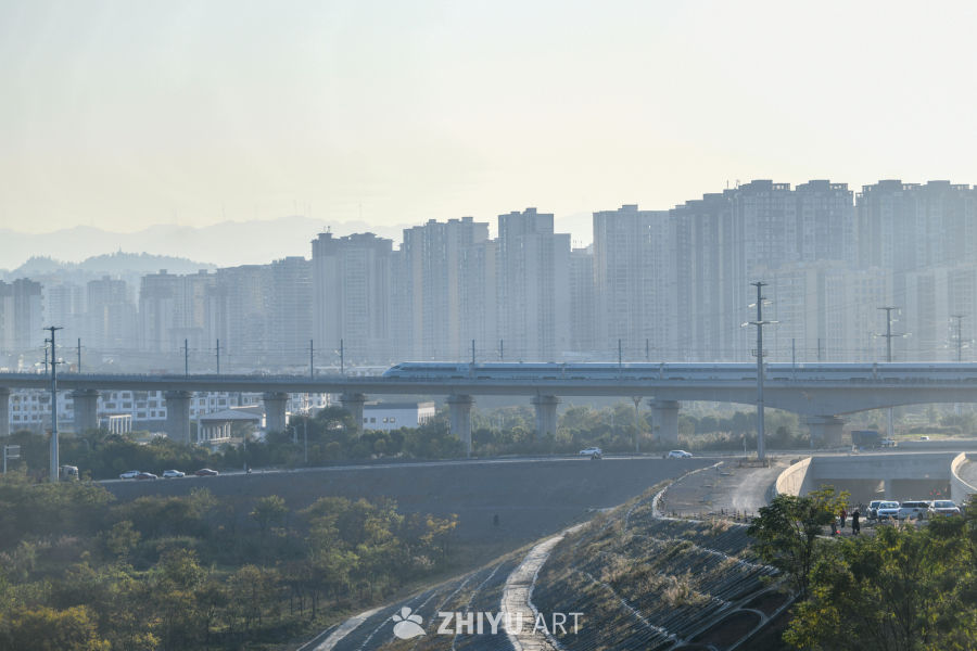 贵州盘兴高铁列车驶过山区 7