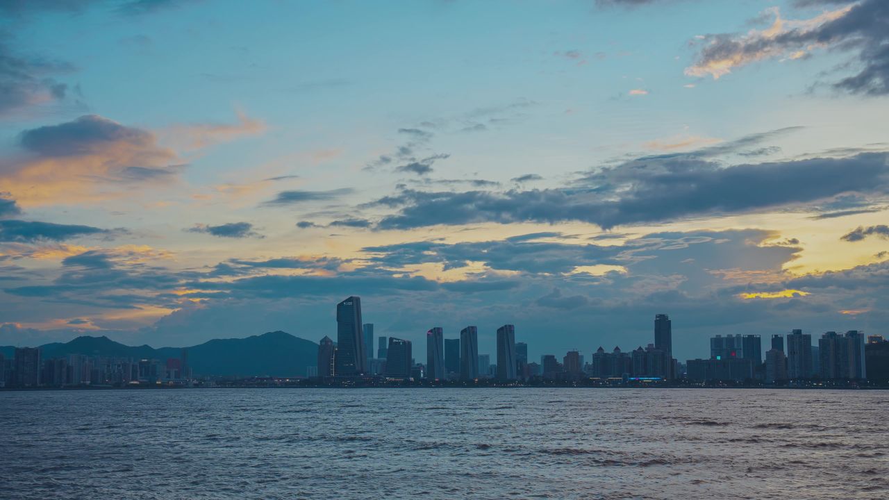 台风来临前夕城市海边晚霞