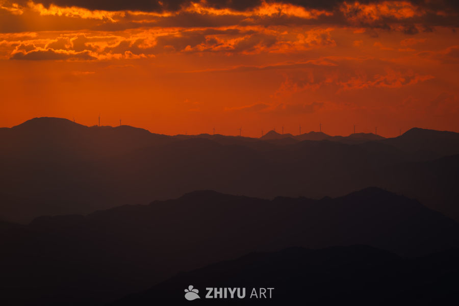日落山脉风车图