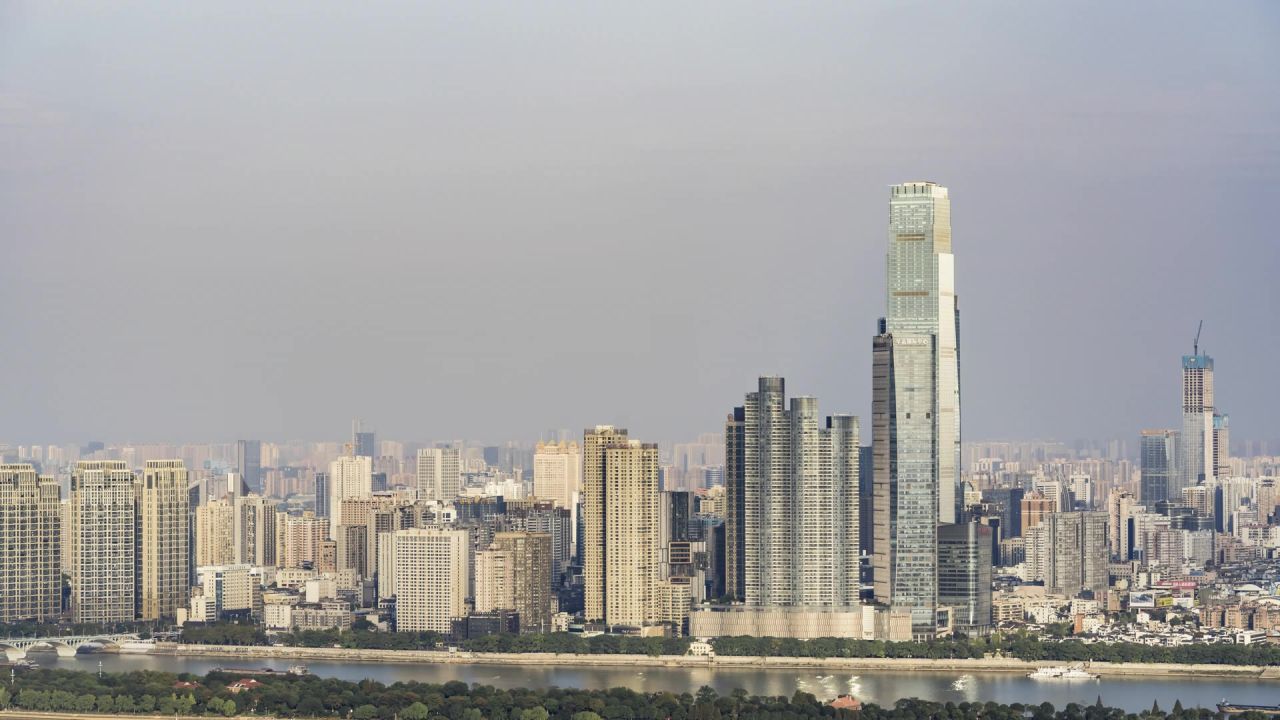 湖南长沙市中心IFS城市建筑群日转夜延时摄影