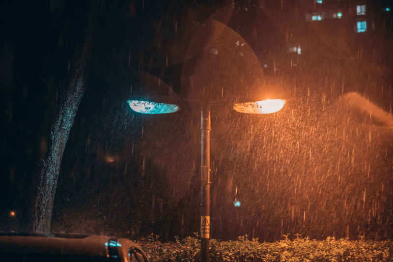 雨夜的路灯