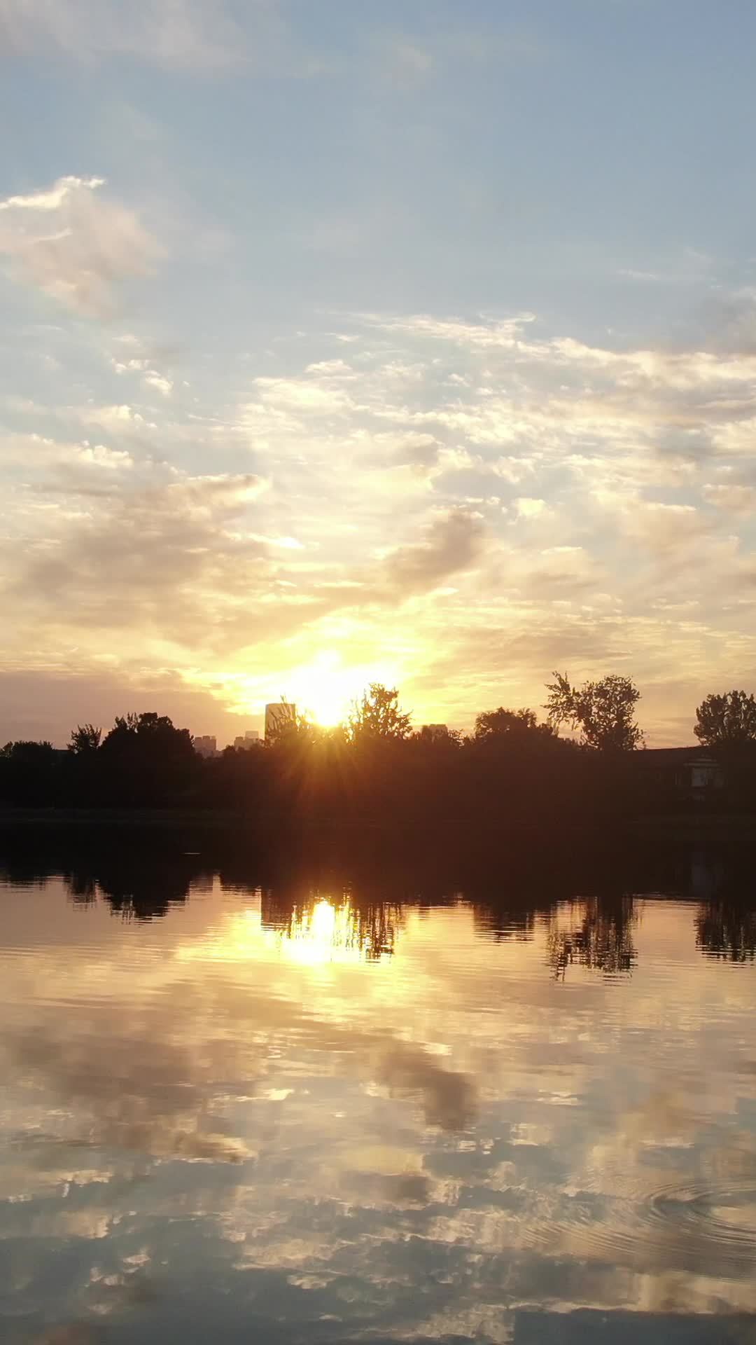 湖畔夕阳