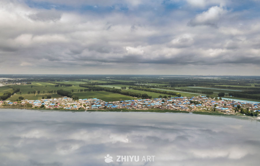 航拍蓝顶村庄与河流风光