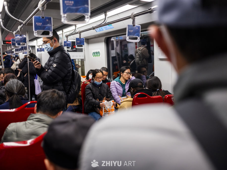 地铁车厢内的日常瞬间