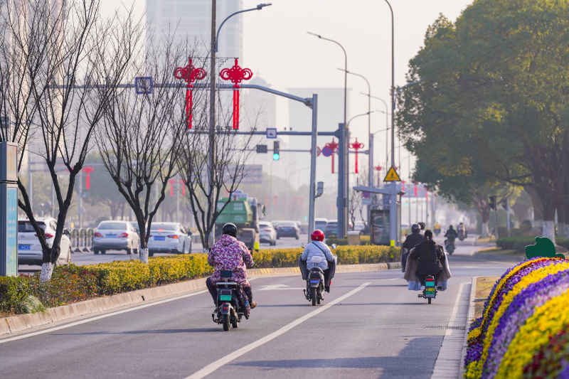 道路上的新春中国结 1