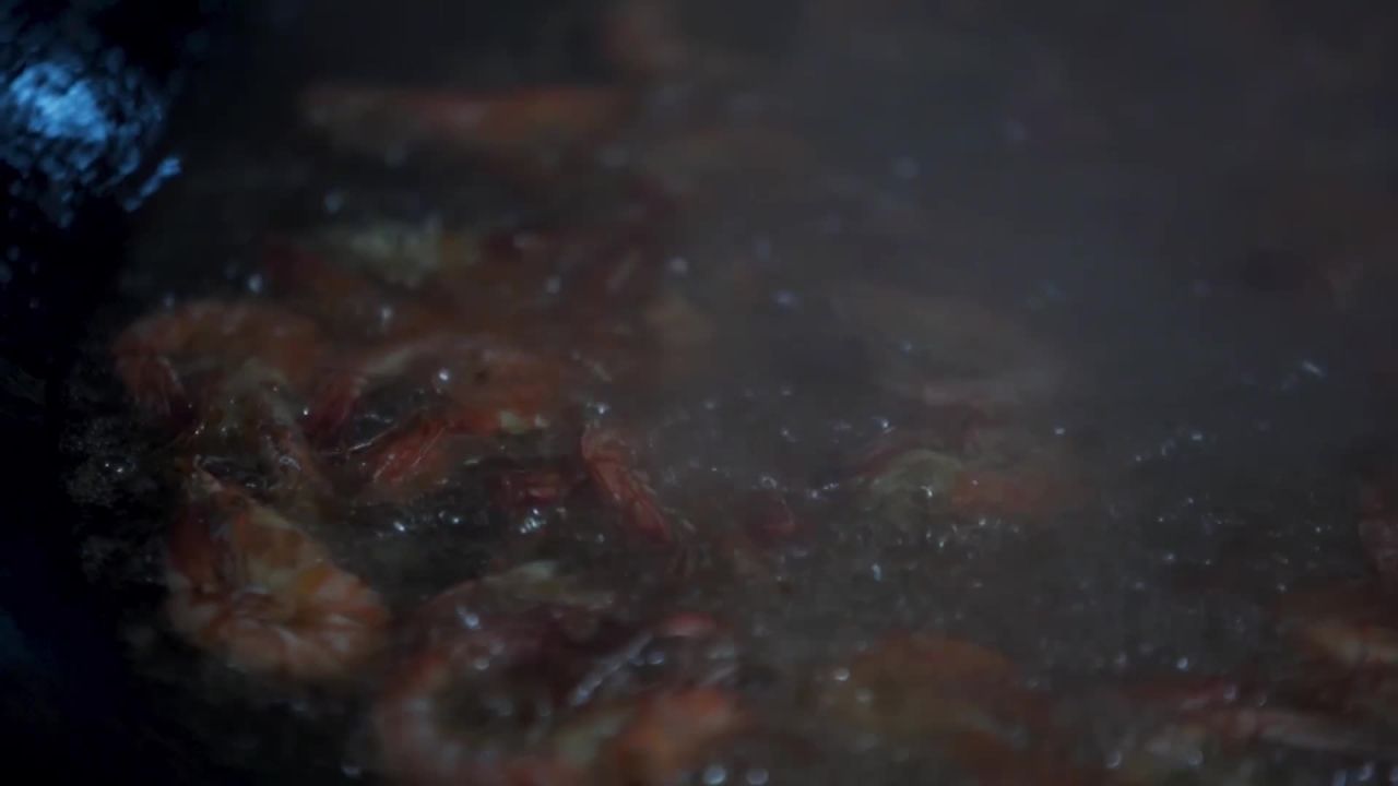 热油中翻滚的美味虾