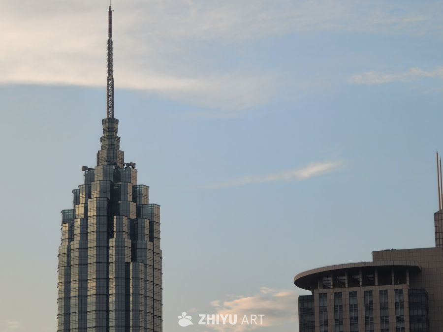 晴空之下的传媒大厦与常州市政府