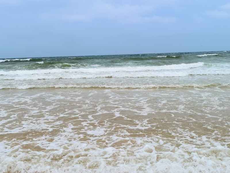 海浪拍打海岸