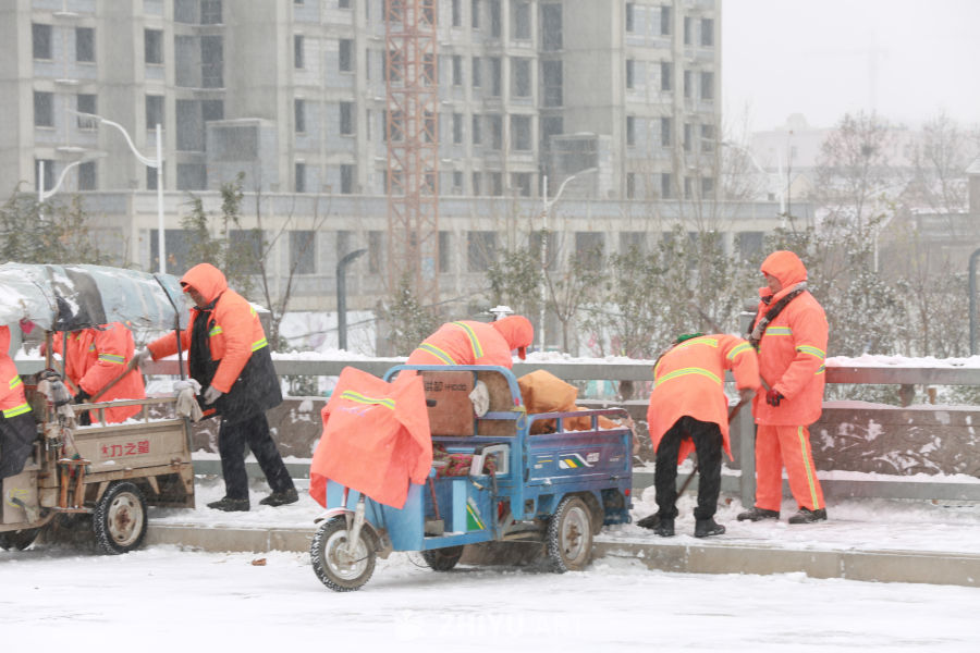 雪中坚守的清洁工