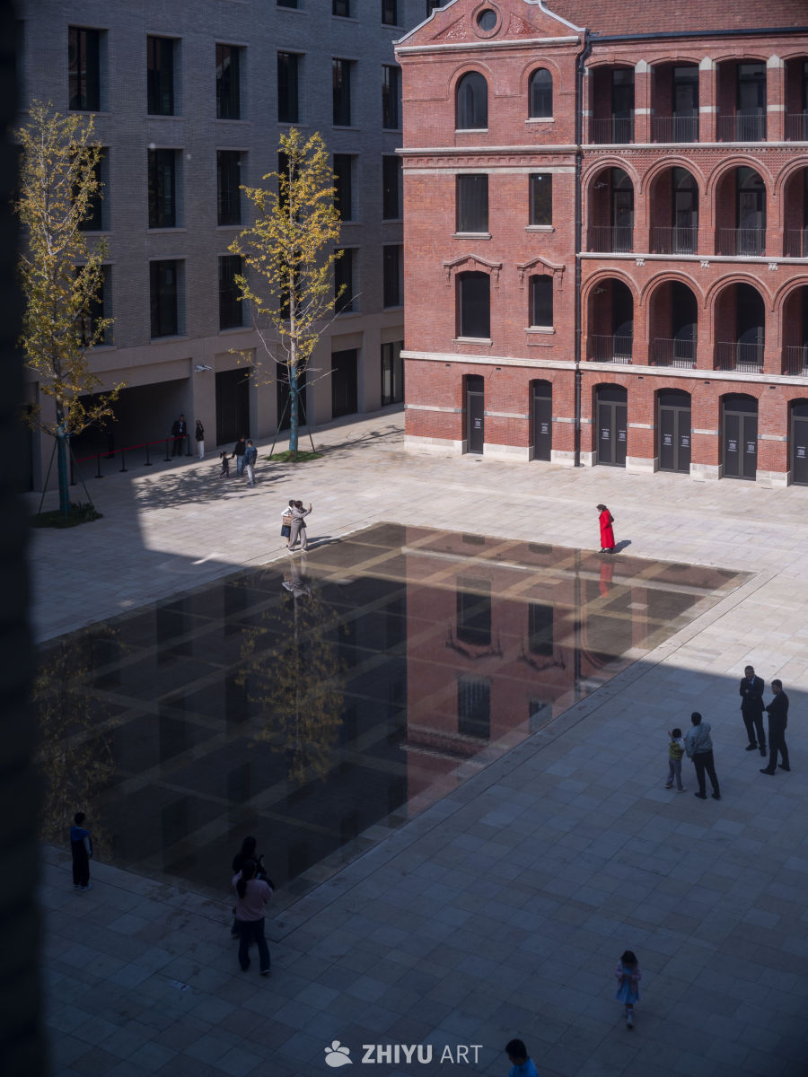 红砖庭院的光影漫步