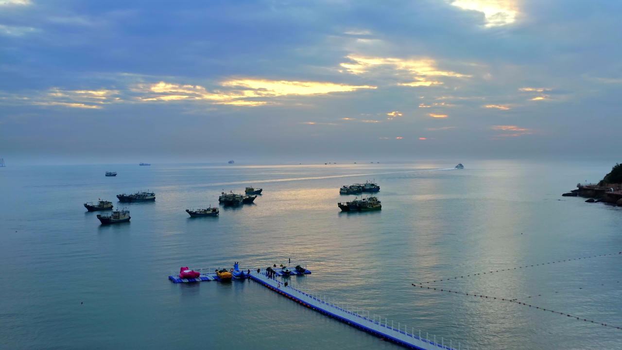 海上渔船及渐渐远去的客船画面