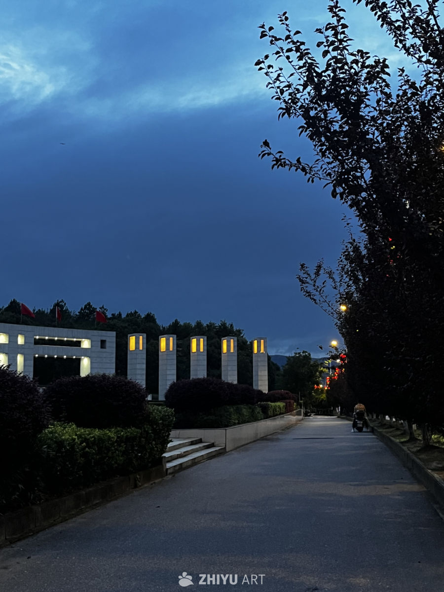 黄昏下的城市公园