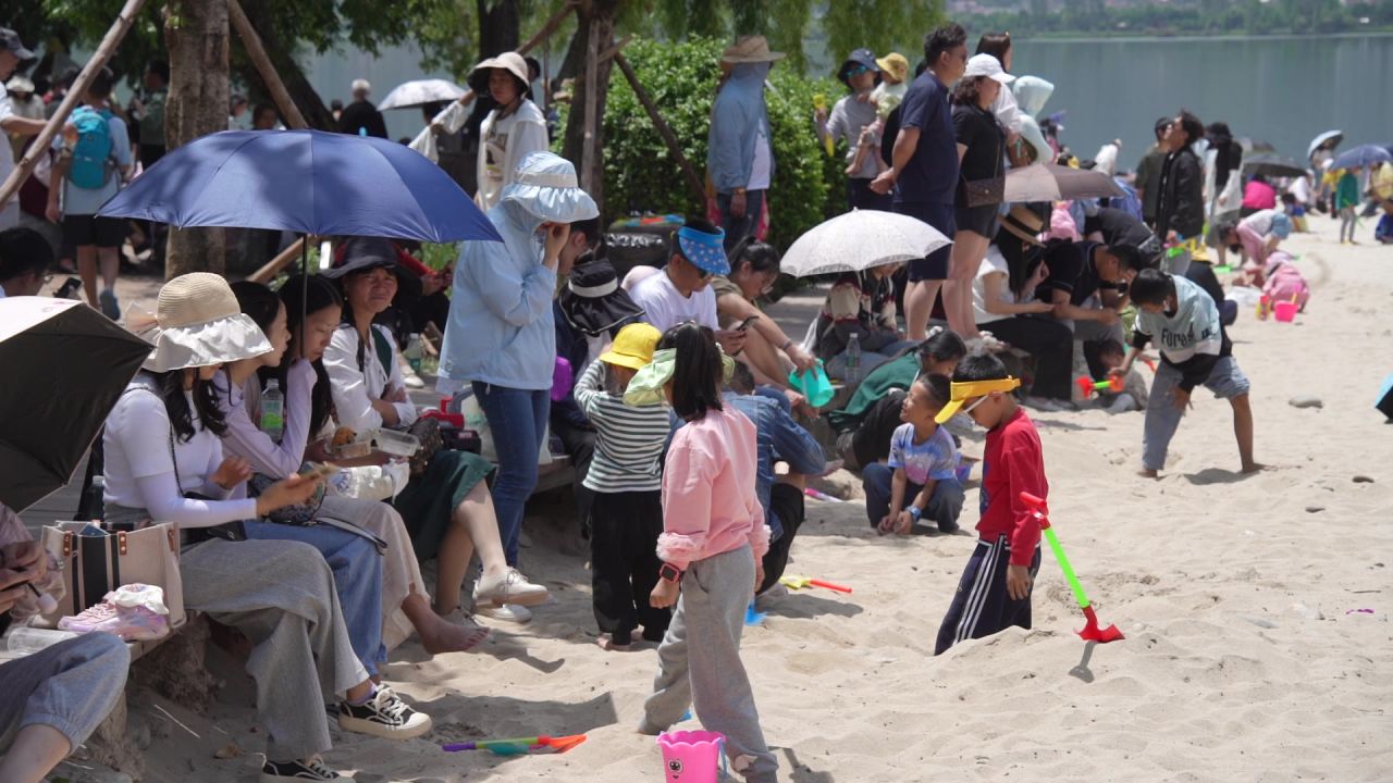 邛海边 沙滩上玩耍的人群