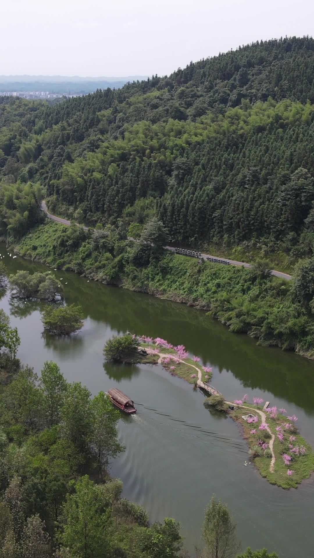 绿意盎然的河流之旅