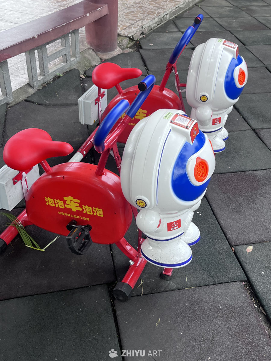 儿童乐园的泡泡车与机器人