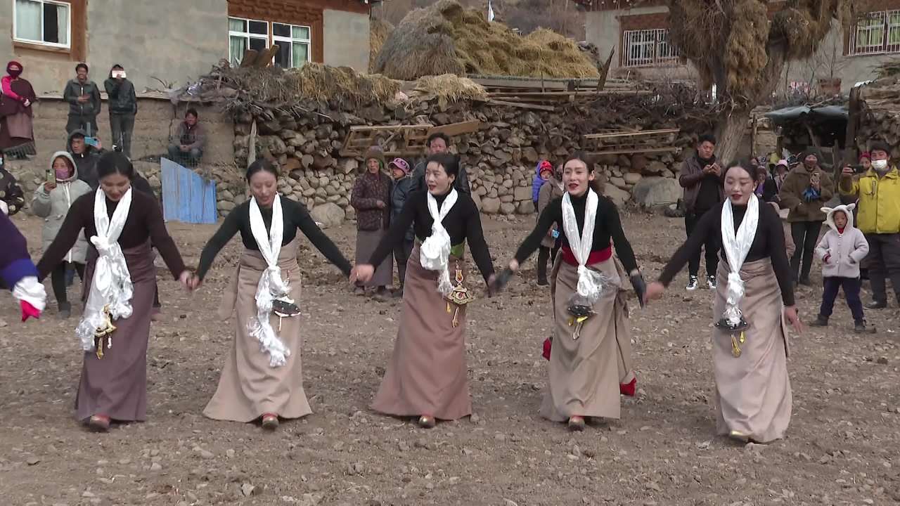 藏族传统服饰舞蹈表演