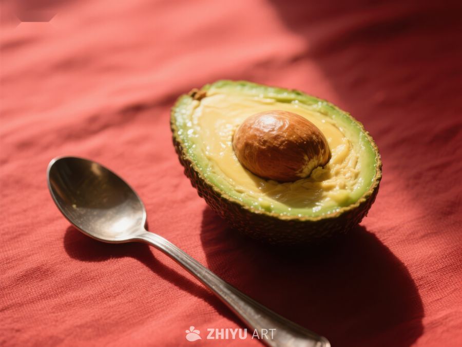 切开的牛油果与银勺 375