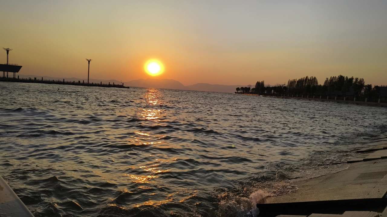 湖边日落延时摄影