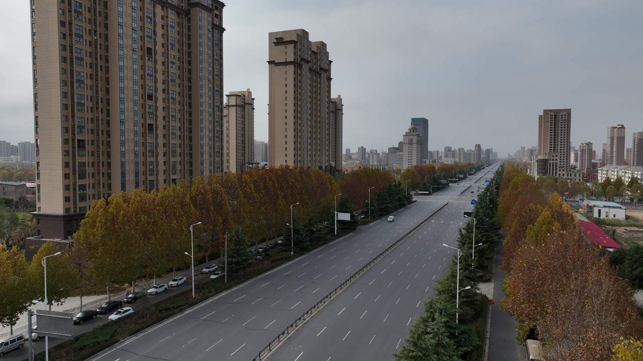 城市秋日街景