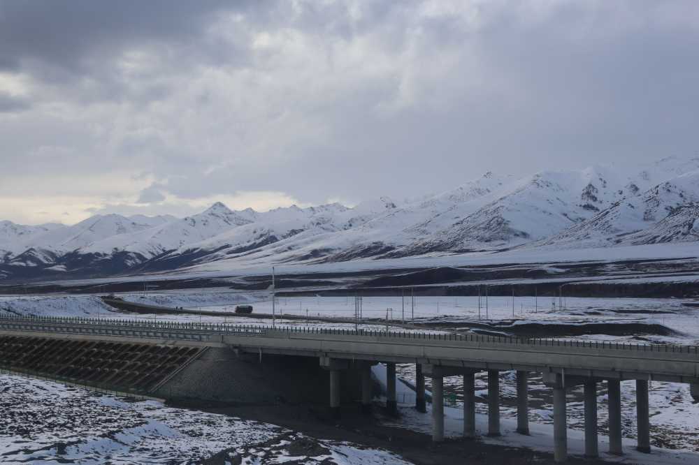 群山下的公路